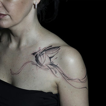 Татуировка женская графика на плече птица
