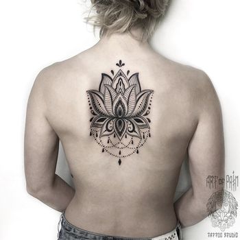 Татуировка женская графика на спине лотос-узор