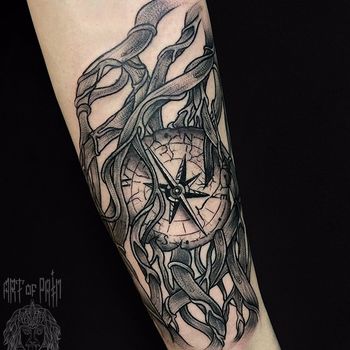 Татуировка мужская графика на предплечье компас
