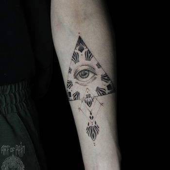 Татуировка женская графика на предплечье масонский глаз