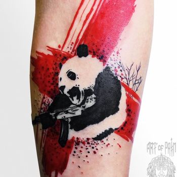 Татуировка мужская треш полька на предплечье панда