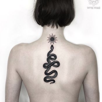 Татуировка женская графика на спине змея и солнце