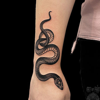Татуировка женская графика на запястье змея