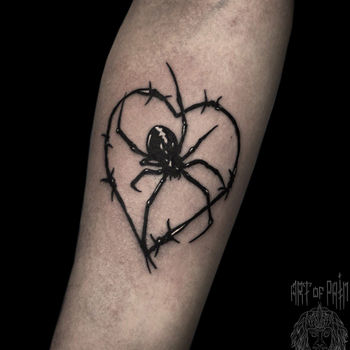 Татуировка женская хоррор на предплечье паук-сердце