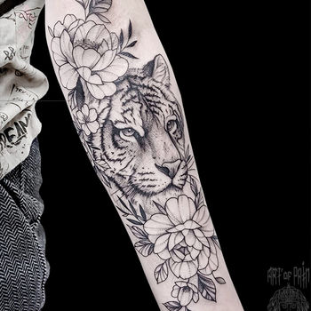Татуировка женская графика на предплечье тигр и цветы