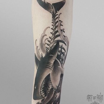 Татуировка мужская нью-скул на предплечье акула