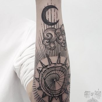 Татуировка мужская графика на предплечье солнце и луна