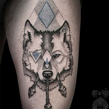 Татуировка мужская графика на бедре волк