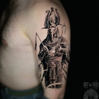 Татуировка мужская графика на плече фараон