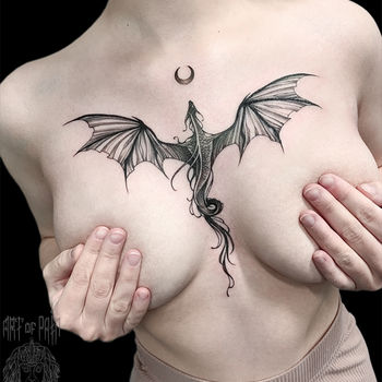 Татуировка женская графика на груди дракон