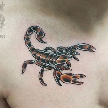 Татуировка мужская нью-скул на груди скорпион