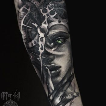 Татуировка мужская black&grey на предплечье девушка и механизмы