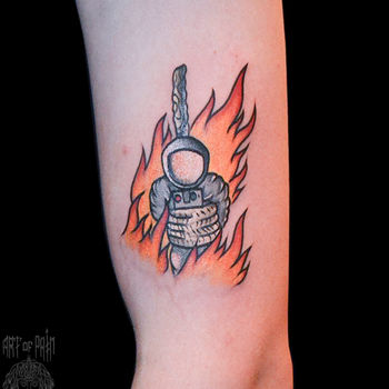 Татуировка женская нью скул на руке космонавт