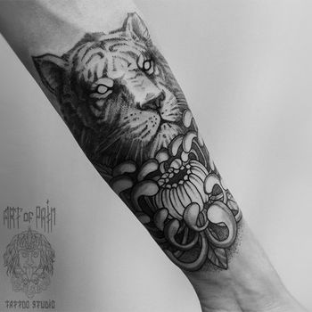 Татуировка мужская дотворк на предплечье тигр и пион