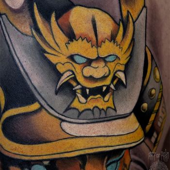 Татуировка мужская япония на бедре шлем