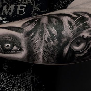 Татуировка мужская black&grey предплечье глаза девушки и тигра