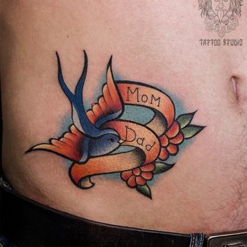  Татуировка мужская традиция на боку ласточка