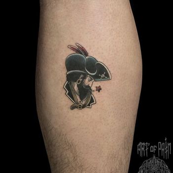 Татуировка мужская олд скул на икре пират