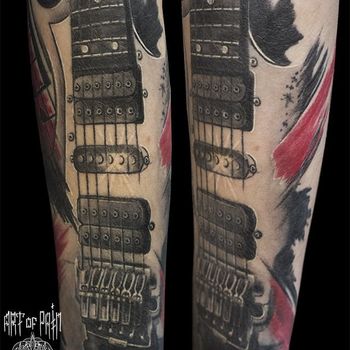 Татуировка мужская треш полька на предплечье гитара
