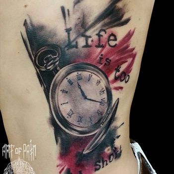 Татуировка мужская треш полька на боку часы