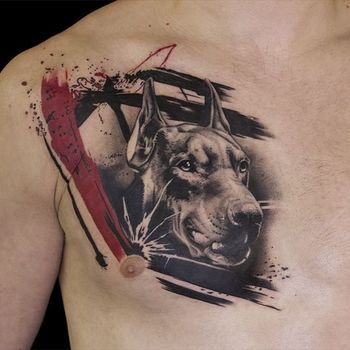 Татуировка мужская треш полька на груди доберман