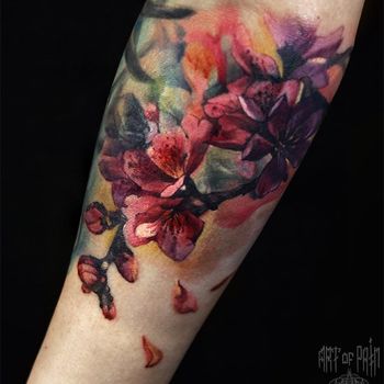 Татуировка женская реализм на предплечье цветущая веточка плодового дерева