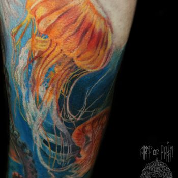 Татуировка мужская реализм на бедре медуза