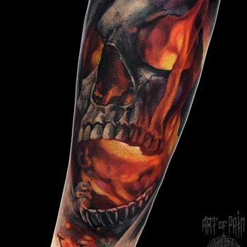 Татуировка мужская реализм на руке череп в огне
