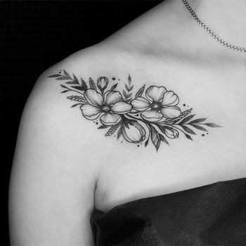 Татуировка женская графика на ключице цветы яблони