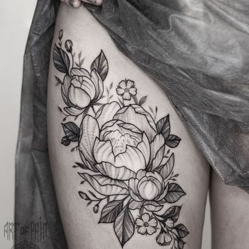 Татуировка женская графика на бедре цветы пиона