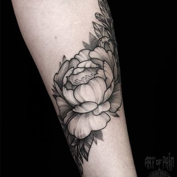 Татуировка женская графика на предплечье распускающийся цветок