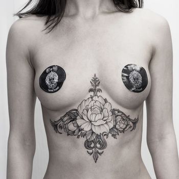 Татуировка женская графика под грудью цветок и узоры
