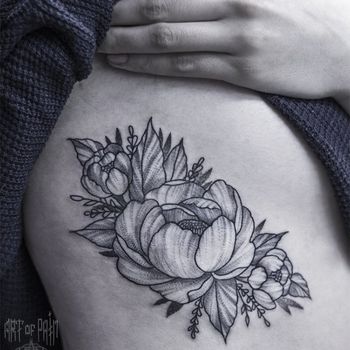 Татуировка женская графика на ребрах цветы пионы