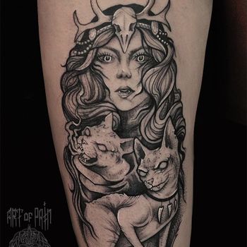 Татуировка женская графика на бедре дева с кошками