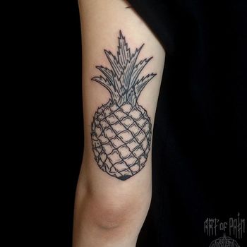 Татуировка женская графика на плече ананас