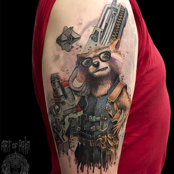 Татуировка мужская нью скул на плече енот Ракета