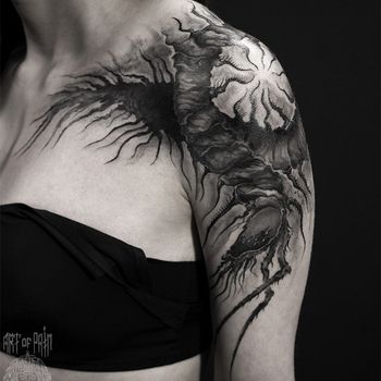 Татуировка женская хоррор на плече монстр