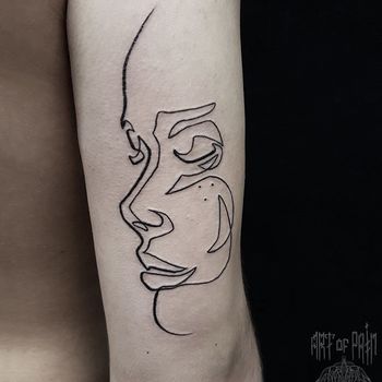 Татуировка мужская графика на руке женское лицо