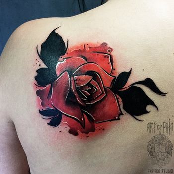 Татуировка женская нью-скул на лопатке роза