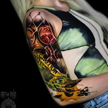 Татуировка женская реализм на плече человек в противогазе