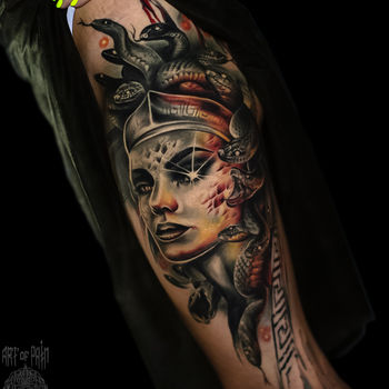 Татуировка женская реализм на бедре Горгона Медуза