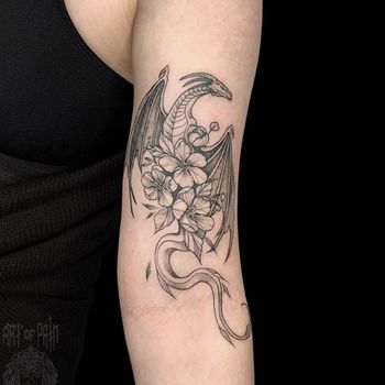 Татуировка женская графика на руке дракон и цветы