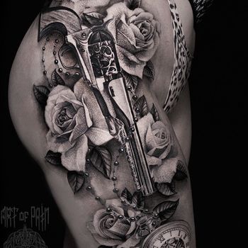Татуировка женская реализм на бедре револьвер и розы