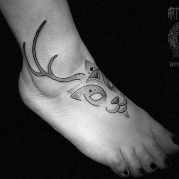 Татуировка женская дотворк на ноге олень