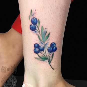 Татуировка женская акварель на щиколотке ягоды