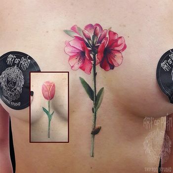 Татуировка женская реализм на груди цветок кавер