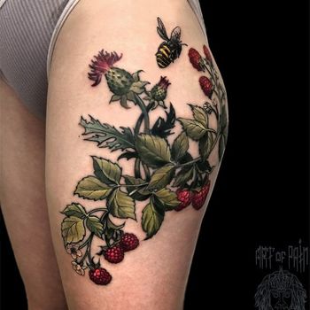 Татуировка женская реализм на бедре ягоды