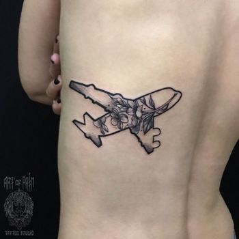 Татуировка женская графика на боку самолет и цветы