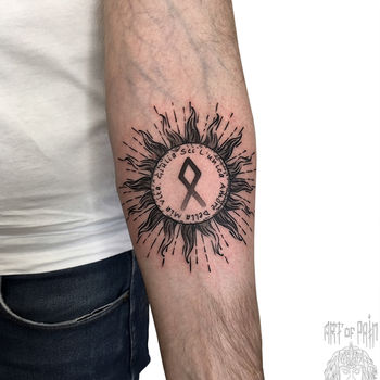 Татуировка мужская графика на предплечье солнце и руна