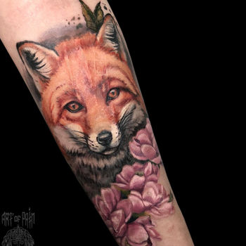 Татуировка женская реализм на предплечье лиса в цветах